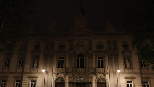 Fachada del Tribunal Supremo, sin iluminación tras el decreto del Gobierno.