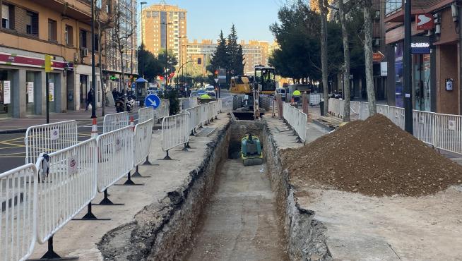 Fase anterior de las obras para reparar colector de saneamiento de la avenida de Madrid.