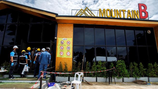 Forenses a la entrada de la discoteca Mountain B, en Bangkok, que se incendió causando la muerte de 13 personas.
