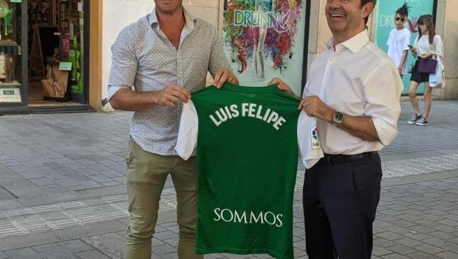 Luis Felipe, a la derecha, junto a Agustín Pueyo mostrando la camiseta