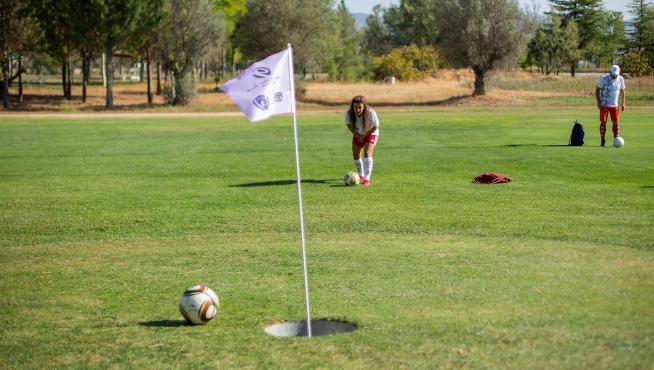 El footgolf combina, como su propio nombre indica, el golf y el fútbol.