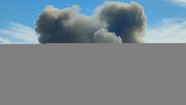 Una columna de humo sucede a varias explosiones en torno a una base aérea militar rusa cerca de Novofedorivka, Crimea.