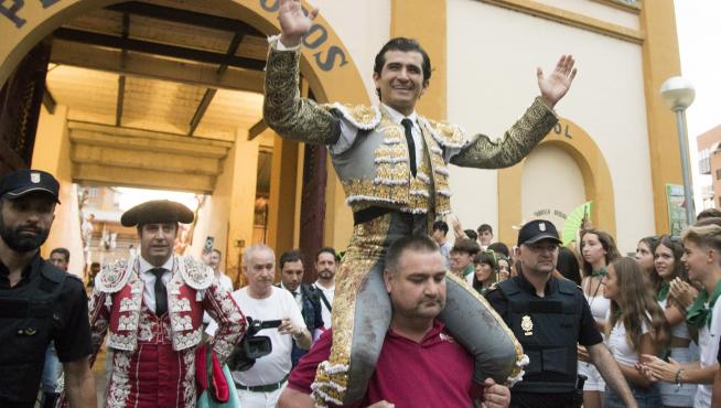 Joselito Adame, saliendo a hombros de la plaza de toros de Huesca.