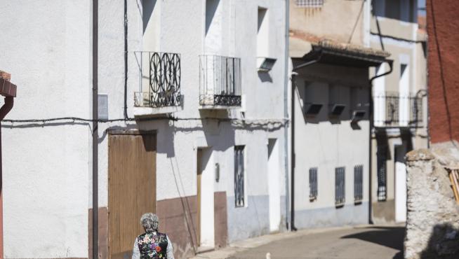 Una vecina por una calle del municipio aragonés de Balconchán, en una imagen de archivo.