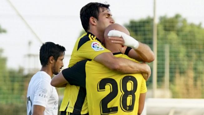 Iván Azón celebra un gol con Mollejo durante la pretemporada.