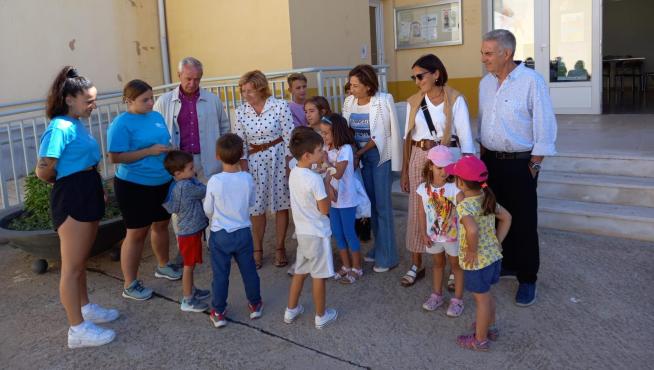 La consejera, durante la visita a la colonia rural de San Blas, una pedanía de Teruel.