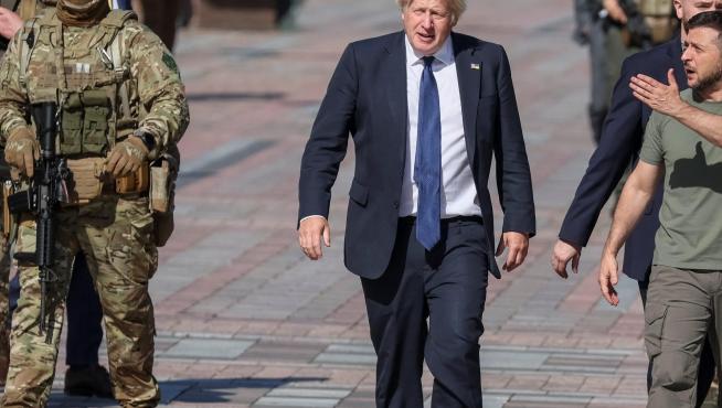 El Primer Ministro británico Boris Johnson y el Presidente ucraniano Volodymyr Zelenskiy caminan por Kiev.
