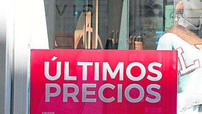 Los carteles en los escaparates de las tiendas de Zaragoza anuncian los últimas rebajas.