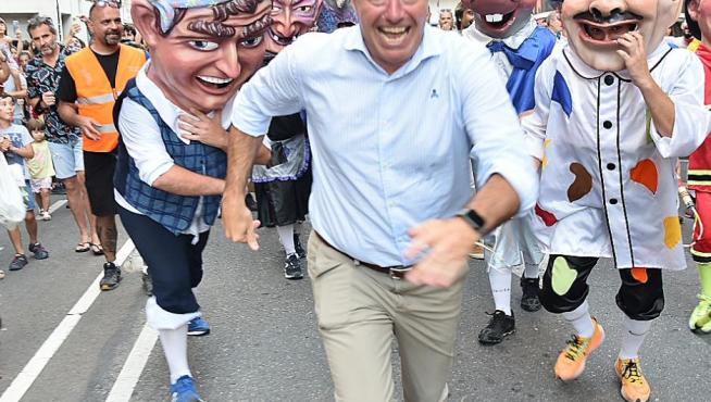 Jorge Azcón, delante de los cabezudos.