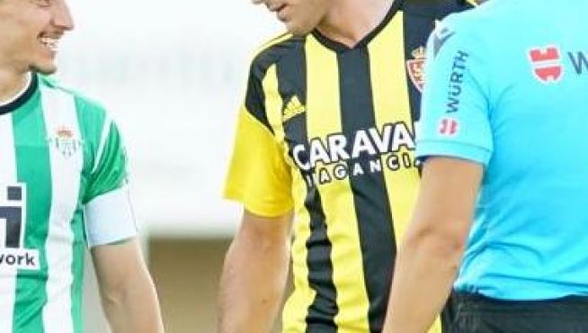 Iván Azón, en un pasaje del partido Real Betis-Real Zaragoza jugado en Málaga en pretemporada el pasado día 3, el último que jugó antes de lesionarse.