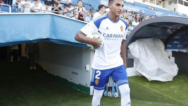 Gabriel Fuentes, nuevo lateral zurdo del Real Zaragoza, este jueves en su presentación en La Romareda.