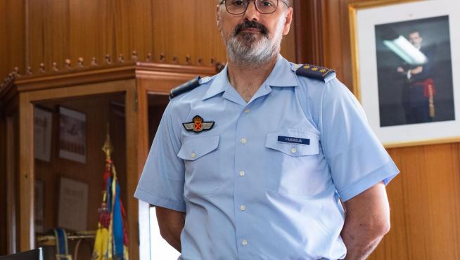 El coronel José Ramón García Paniagua, jefe del Ala 31, en su despacho de la Base Aérea de Zaragoza.