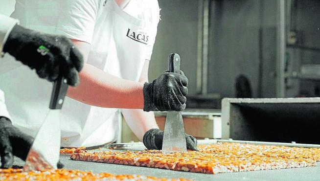 La fábrica de Chocolates Lacasa está ahora produciendo su conocido guirlache.