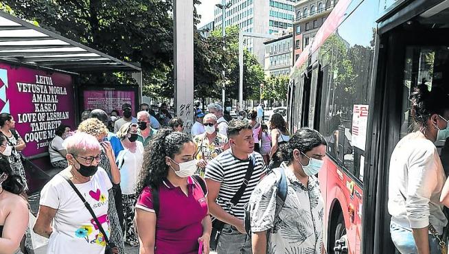 Usuarios del servicio de transportes urbano durante uno de los días de huelga del pasado mes de agosto