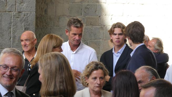 Las infantas Elena y Cristina, dos de sus hijos e Iñaki Urdangarin, en la catedral de Jaca.