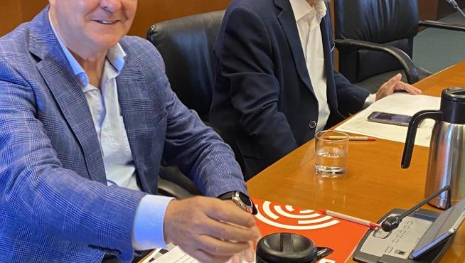 El presidente del Gobierno de Aragón, Javier Lambán, junto al portavoz del PSOE, Vicente Guillén, este lunes en las Cortes.