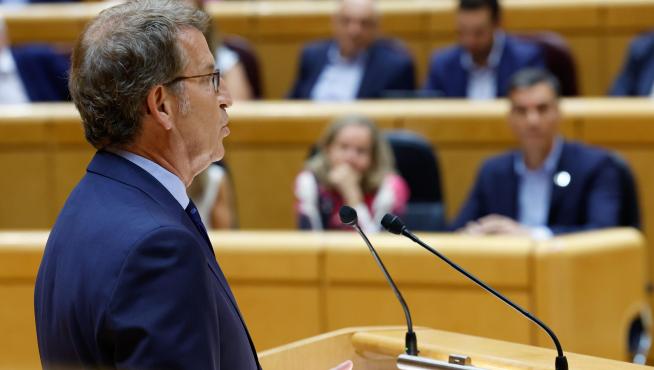 Sánchez escucha a Feijóo durante su intervención