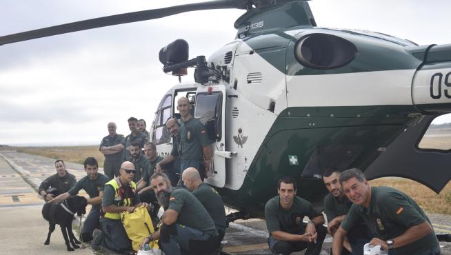 El Greim de Huesca, con los componentes del grupo, los pilotos del helicóptero con base en la capital oscense y el perro adiestrado.