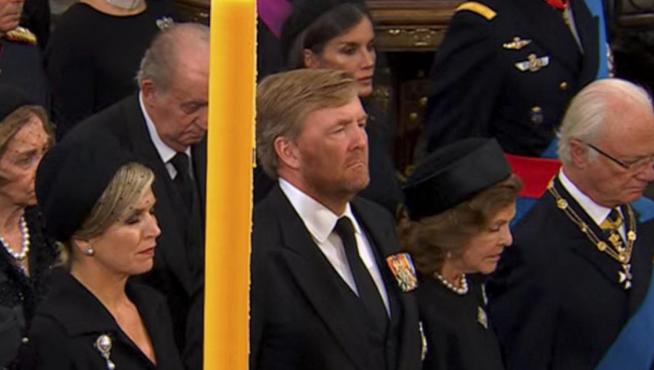Felipe y Letizia, junto a los eméritos durante el funeral de Isabel II en la zona que han ocupado las monarquías.