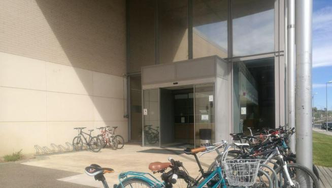 Bicicletas aparcadas junto al pabellón Río Isuela del campus de Huesca.