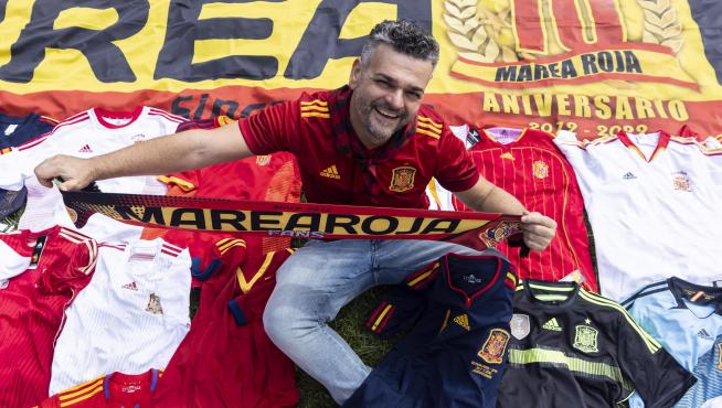 David Cebollada, con su colección de camisetas de la selección y las pancartas de la peña Marea Roja.