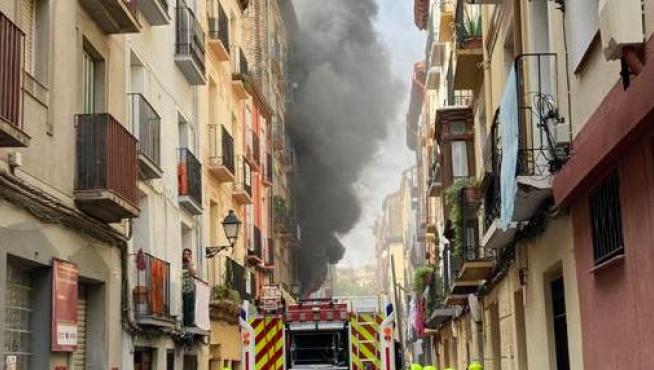 Bomberos actúan en el incendio de la calle Pignatelli
