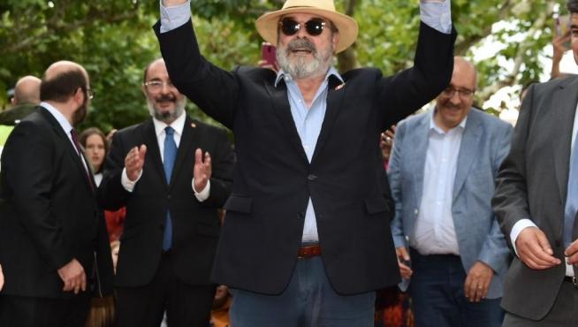 Antonio Resines, con el presidente de la Denominación de Origen Cariñena, Antonio Ubide, tras dejar sus huellas en el Paseo de las Estrellas de Cariñena