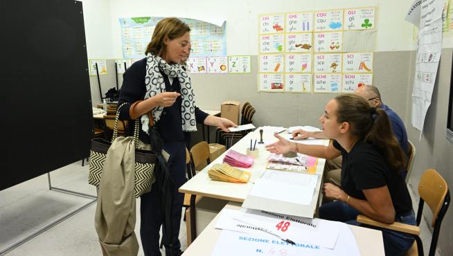 Una mujer vota en un colegio electoral en Nápoles, este domingo, 25 de septiembre de 2022.