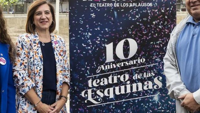 La gerente María López, la vicealcaldesa Sara Fernández y el presidente de la Junta de Distrito de las Delicias, Alfonso Gómez, este lunes 26, en el Teatro Romano..