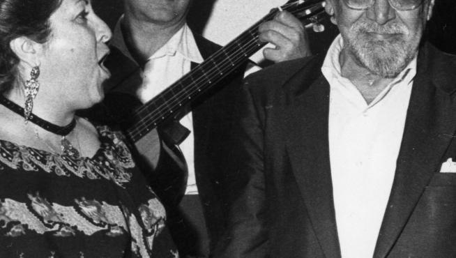 Mercedes Soro, a la izquierda, cantándole una jota en Zaragoza al escritor Ramón J. Sender cuando este regresó del exilio.