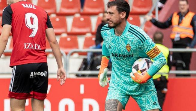 Cristian Álvarez, tras detener un ataque del Mirandés el pasado sábado, ante Lluís López y Raúl García.