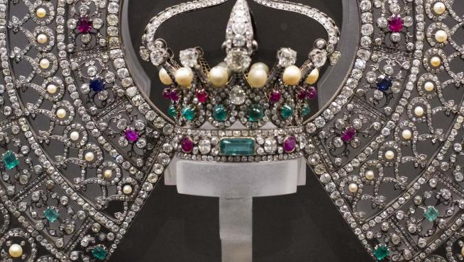 Della de la gran corona de la Virgen, con más de 10.000 piedras preciosas.