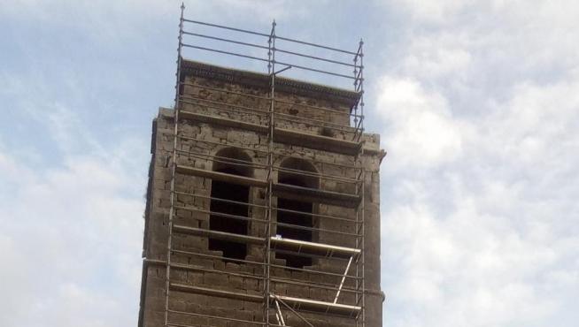 La torre de la iglesia de Mediano está estos días con andamios para llevar a cabo la reparación de su cubierta.
