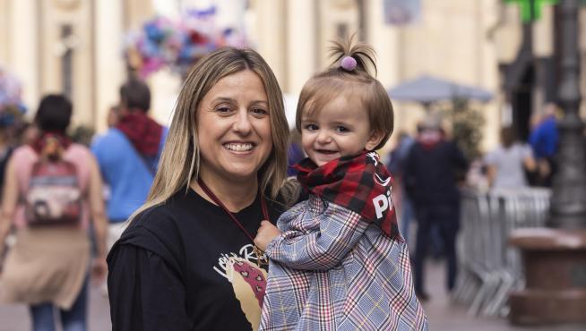 Pilar Sánchez posa en la calle Alfonso en brazos de su madre, Natalia Riquelme.