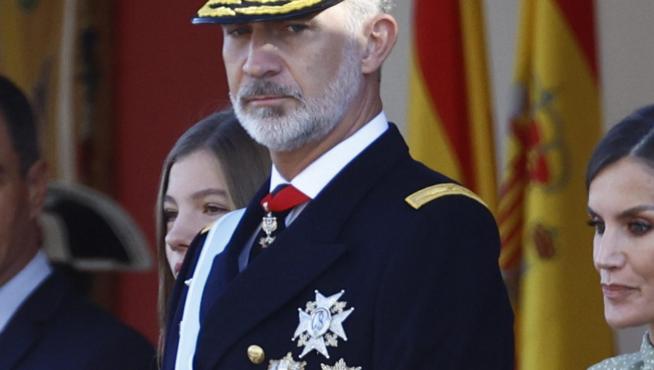 El rey Felipe VI preside el desfile del Día de la Fiesta Nacional, este miércoles, en Madrid, acompañado por la reina Letizia, la infanta Sofía (2i) y por el presidente del Gobierno, Pedro Sánchez.