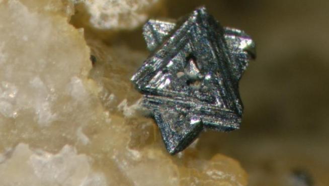 Cristales maclados de tetraedrita de la mina Nueva Virginia, en Lanzuela (Teruel)