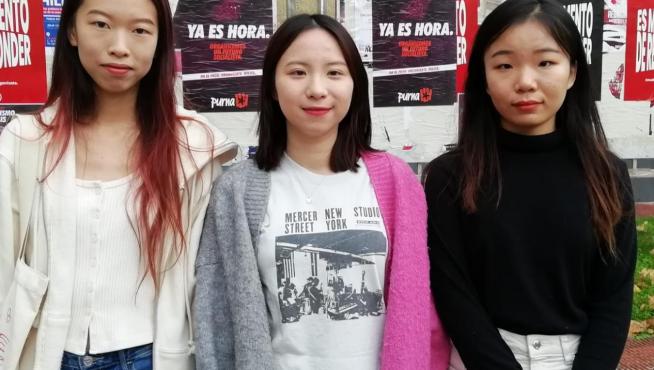 De izquierda a derecha, Yanyan Zhu, Jiaxuan Yang y Zeyu Li, este miércoles en el campus de San Francisco en Zaragoza.