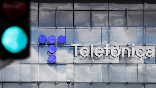 El logo de la compañía española de telecomunicaciones Telefónica en Madrid