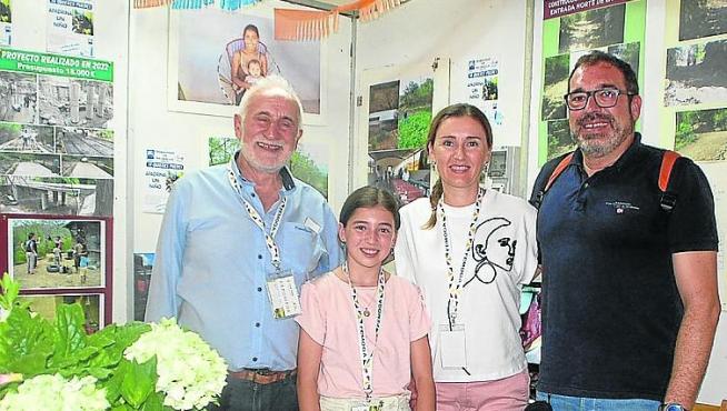 Antonio Brosed, a la izquierda, con parte de su “equipo”en la reciente feria de Femoga en Sariñena.