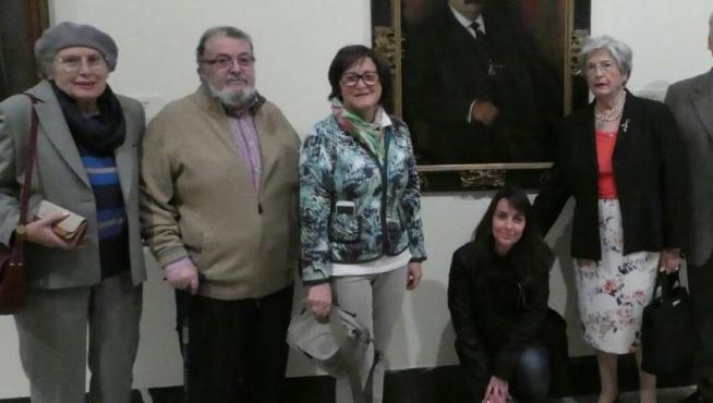 María Pilar y Aurora Merinero, las nietas del anticuario zaragozano Hermenegildo Villagrasa, están alrededor del retrato suyo0 que donaron al Museo Provincial de Zaragoza en 2013 y se expuso en 2016.