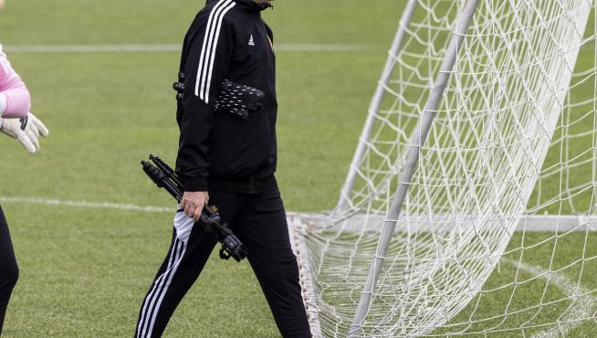 Rebollo y Ratón flanquean a Mikel Insausti, entrenador del porteros del Real Zaragoza.