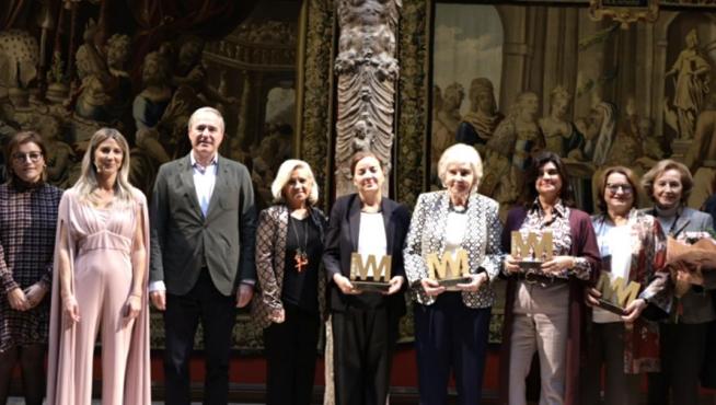 Responsables de la Asociación Multisectorial de Mujeres Directivas y Empresarias y premiadas en el Patio de la Infanta de Ibercaja