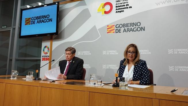 El vicepresidente del Gobierno de Aragón, Arturo Aliaga, y la consejera de presidencia, Mayte Pérez, esta mañana.