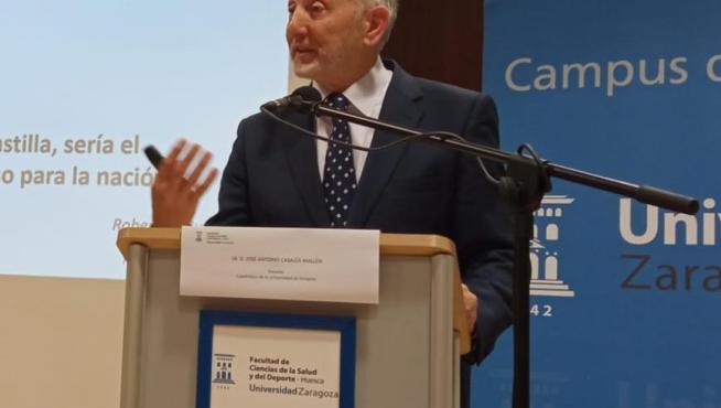 El investigador José Antonio Casajús, durante su conferencia en el acto académico de la Facultad de Ciencias de la Salud y del Deporte de Huesca.