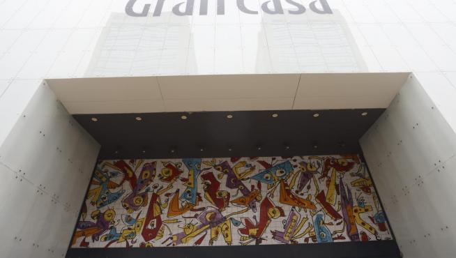 Aspecto actual que presenta el mural de Antonio Saura en Grancasa.