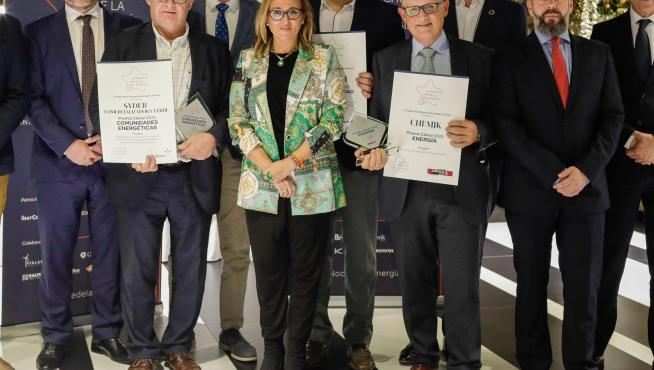 Los premiados, con la consejera Mayte Pérez, dirigentes del clúster y patrocinadores