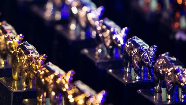 Hay tres premios especiales y 45 estatuilllas de oro, plata y bronce.