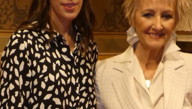 Lorena Espiérrez y María Carmen Huguet, en la toma de posesión.
