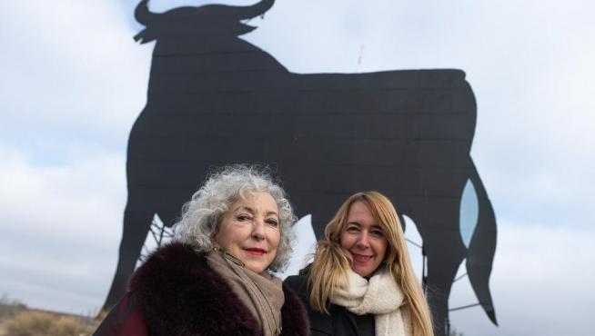 Celia Orós y Betty Bigas, junto al toro de Osborne en Peñalba (Huesca), que aparecía en 'Jamón, jamón'.