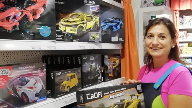 Isabel Cebrián, directora de tienda de Abracadabra en Gran Vía en Zaragoza, con juegos de coches que están triunfando estas Navidades
